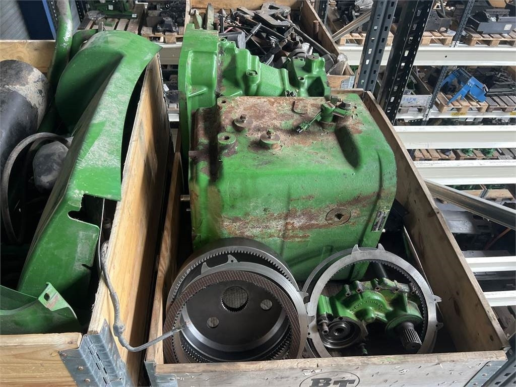 Farm tractor John Deere 7820: picture 13