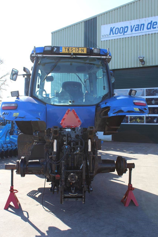 New Holland T8020 - Farm tractor: picture 5 New Holland T8020 - Farm tractor: picture 5
