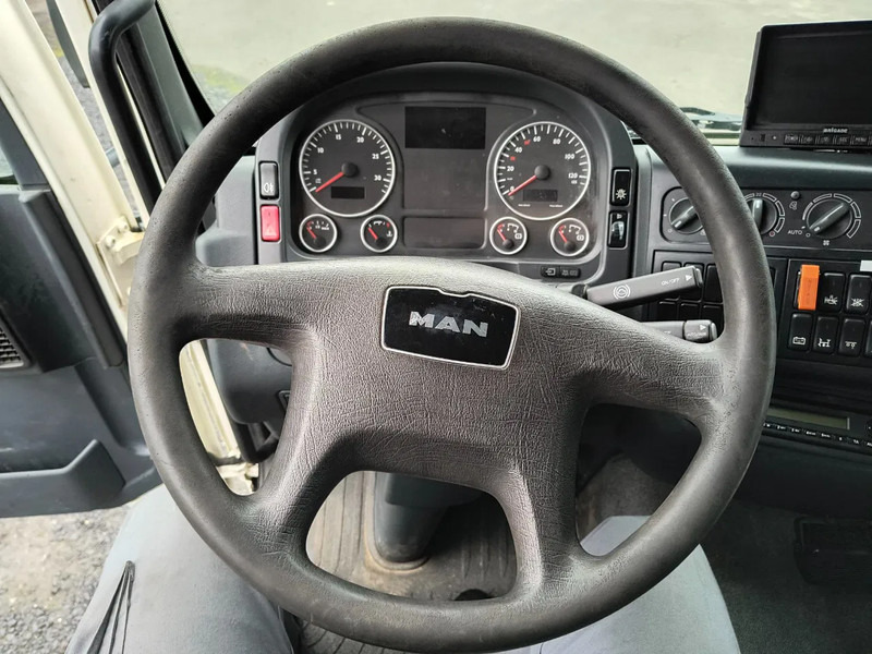 Interior photo 2: MAN TGM 26.340 19000L FUEL/CARBURANT - 4 COMP leasing MAN TGM 26.340 19000L FUEL/CARBURANT - 4 COMP