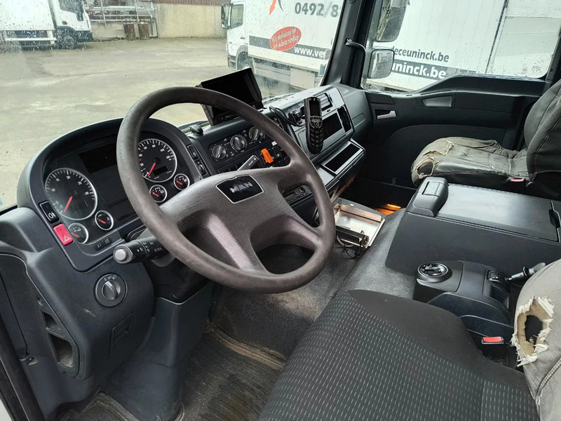 Interior photo 1: MAN TGM 26.340 19000L FUEL/CARBURANT - 4 COMP leasing MAN TGM 26.340 19000L FUEL/CARBURANT - 4 COMP
