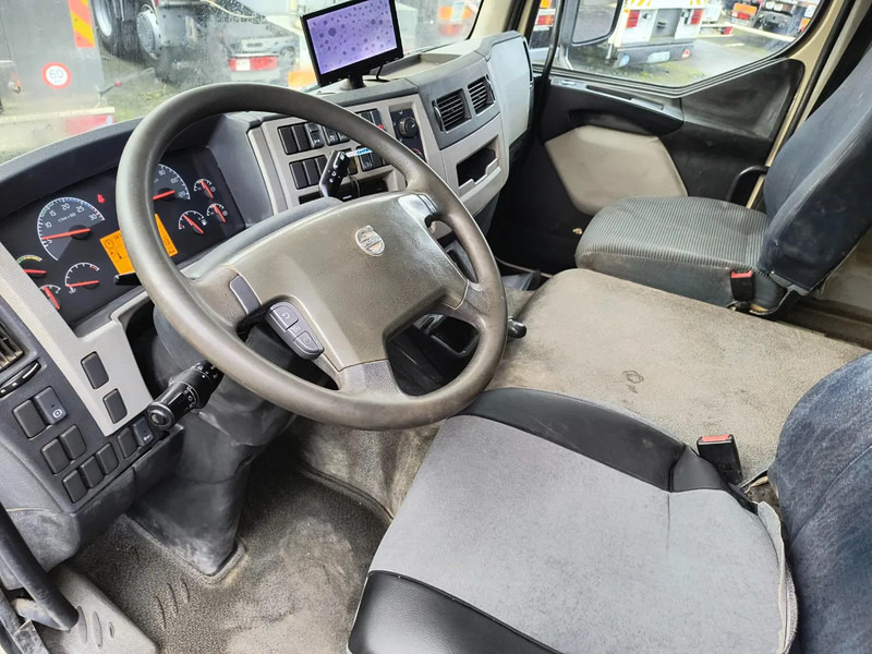 Interior photo 1: Box truck Volvo FL 240 D'HOLLANDIA 2000KG - 5,76M BOX