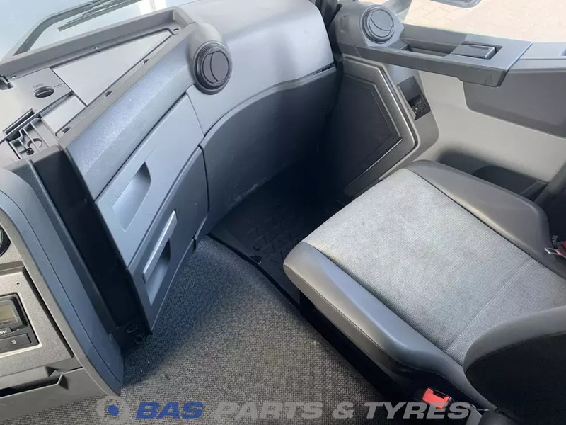 Cab and interior for Truck Renault T-Serie: picture 7