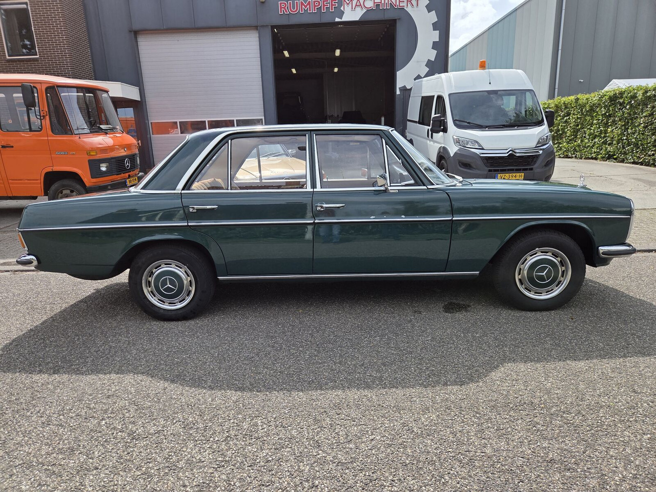 Mercedes-Benz 220 (W115) sedan - Sedan: picture 4 Mercedes-Benz 220 (W115) sedan - Sedan: picture 4