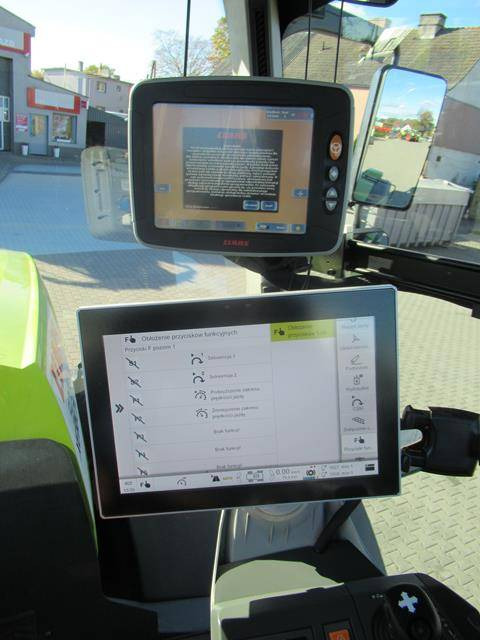 Farm tractor Claas Xerion 5000 Trac: picture 17