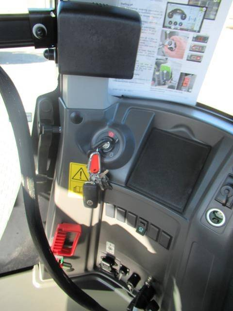 Farm tractor Claas Xerion 5000 Trac: picture 18