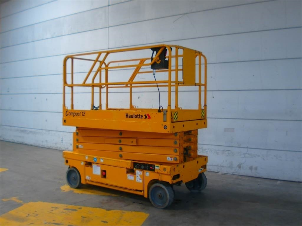 Haulotte Compact 12 - Scissor lift: picture 3 Haulotte Compact 12 - Scissor lift: picture 3