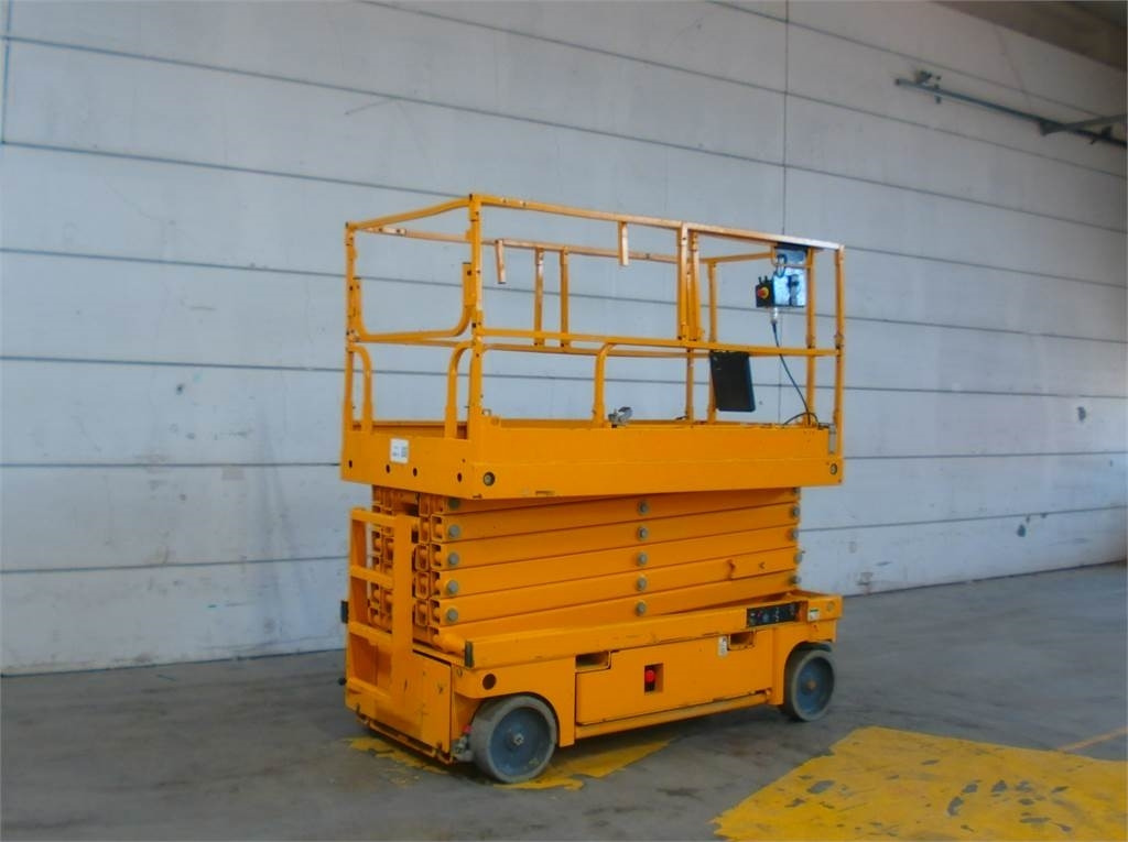Haulotte Compact 14 - Scissor lift: picture 2 Haulotte Compact 14 - Scissor lift: picture 2