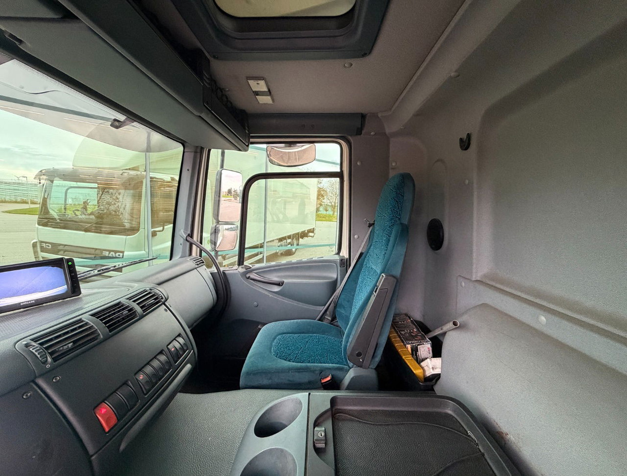 Box truck DAF CF 75.250 Euro 3 Manual Gearbox VAN Beurden Isolated BOX Tail Lift Super Condition NL-Truck: picture 8