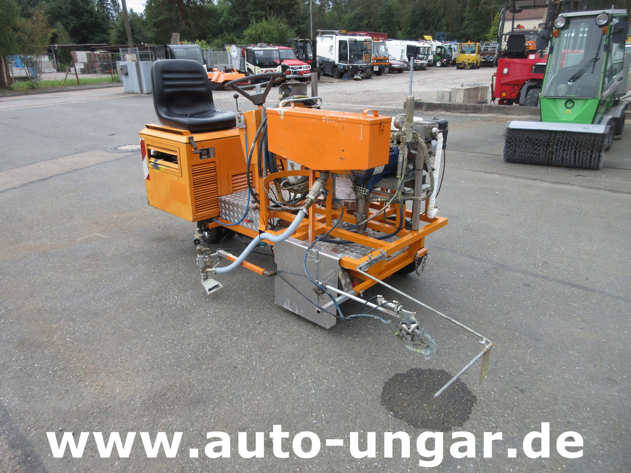 Graco LineLazer II 5900 auf Zindel VarioZet Linedriver Perlstreuer + Airless-Farb-Spritze Hofmann - Asphalt machine: picture 1 Graco LineLazer II 5900 auf Zindel VarioZet Linedriver Perlstreuer + Airless-Farb-Spritze Hofmann - Asphalt machine: picture 1