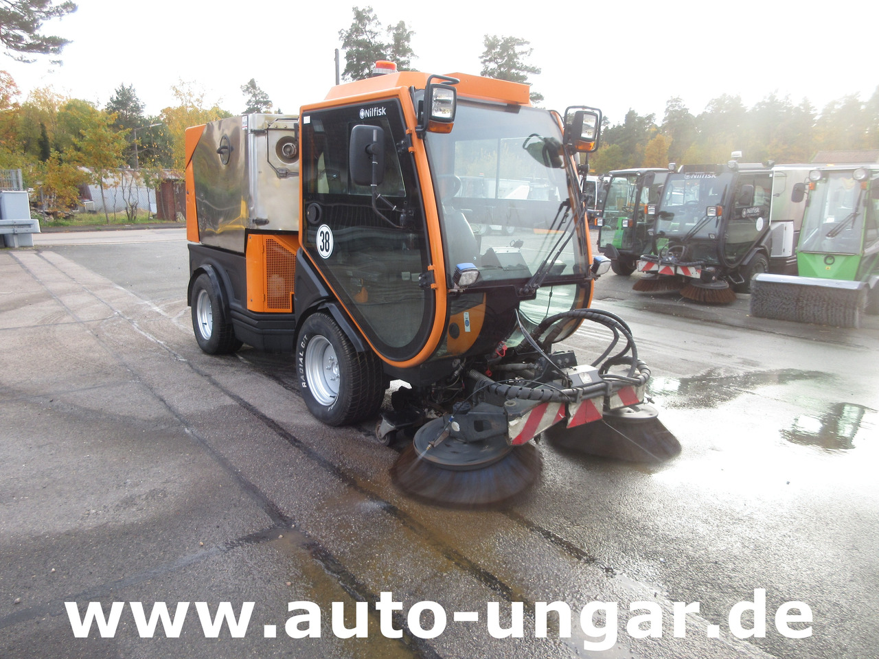 Nilfisk CR3500 Geräteträger Kommunalfahrzeug 4x4 Kehrmaschine Schmidt Flexigo - Road sweeper: picture 1 Nilfisk CR3500 Geräteträger Kommunalfahrzeug 4x4 Kehrmaschine Schmidt Flexigo - Road sweeper: picture 1