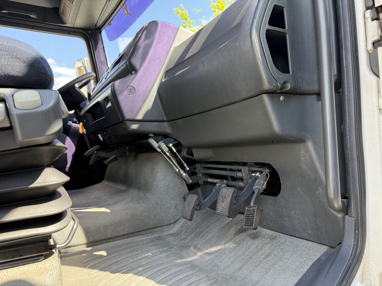 MAN TGA 18.350 4X2 LL Fahrschule - Container transporter/ Swap body truck: picture 4 MAN TGA 18.350 4X2 LL Fahrschule - Container transporter/ Swap body truck: picture 4