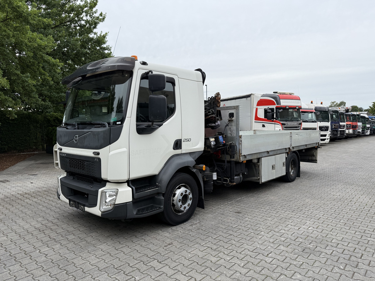 Dropside/ Flatbed truck, Crane truck Volvo FL250.16 HMF 875 K3: picture 9