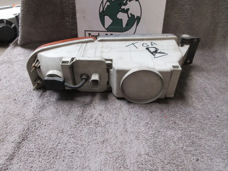 MAN 81.25320-6090 MAN TGA RECHTS MISTLAMP MODEL 2005 - Fog light for Truck: picture 3 MAN 81.25320-6090 MAN TGA RECHTS MISTLAMP MODEL 2005 - Fog light for Truck: picture 3