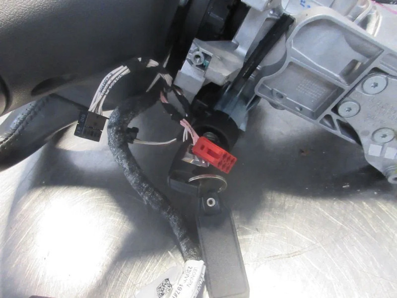MAN 81.46113-6289 // 81.46433-6020 // 81.64633-6019 // STUURKOLOM MAN 18.510 EURO 6 - Steering column for Truck: picture 2 MAN 81.46113-6289 // 81.46433-6020 // 81.64633-6019 // STUURKOLOM MAN 18.510 EURO 6 - Steering column for Truck: picture 2