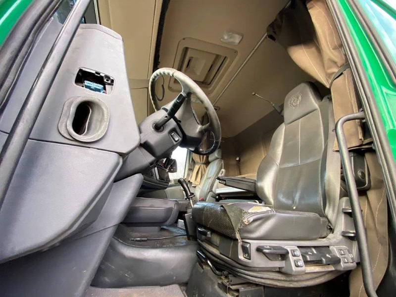 Hook lift truck Scania R520 V8 / 8X4 / BIG AXLE / AJK HOOKLIFT 30TON / LIFT+LENKACHSE / NAVI / LEATHER / FULL-AIR / AUTOMATIC / EURO-6 / 2015: picture 13 Hook lift truck Scania R520 V8 / 8X4 / BIG AXLE / AJK HOOKLIFT 30TON / LIFT+LENKACHSE / NAVI / LEATHER / FULL-AIR / AUTOMATIC / EURO-6 / 2015: picture 13