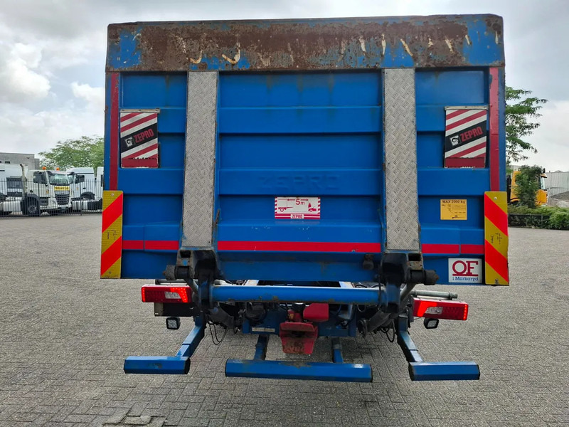Scania R580 V8 / RETARDER / LIFT+LENKACHSE / FULL-AIR / PLATFORM 2000 KG / LEATHER / AIRCO / AUTOMATIC / EURO-6 / 2014 - Cab chassis truck: picture 4 Scania R580 V8 / RETARDER / LIFT+LENKACHSE / FULL-AIR / PLATFORM 2000 KG / LEATHER / AIRCO / AUTOMATIC / EURO-6 / 2014 - Cab chassis truck: picture 4