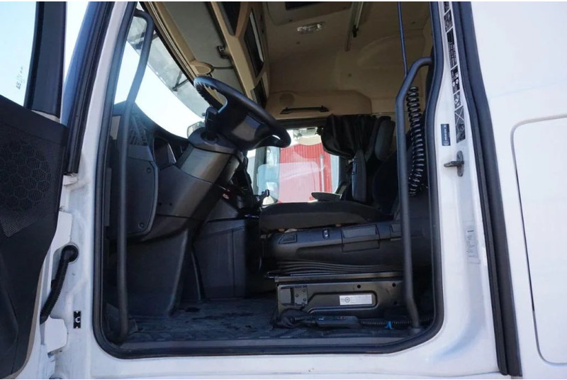 Interior photo 2: Tractor unit Mercedes-Benz ACTROS 1846 AUTOMATIC / RUNNING / EURO-6 / 2019