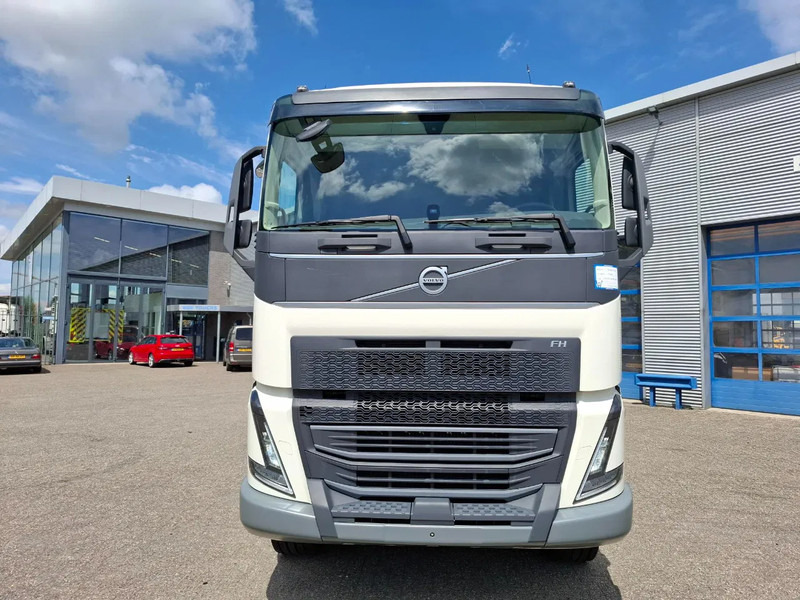 Volvo FH5-500 / 6X4 / RETARDER / HYDRAULICS / ONLY:46190 KM / BIG AXLE / VEB+ / ACC / LWDS / TOP CONDITION / AUTOMATIC / EURO-6 / 2023 - Tractor unit: picture 5 Volvo FH5-500 / 6X4 / RETARDER / HYDRAULICS / ONLY:46190 KM / BIG AXLE / VEB+ / ACC / LWDS / TOP CONDITION / AUTOMATIC / EURO-6 / 2023 - Tractor unit: picture 5