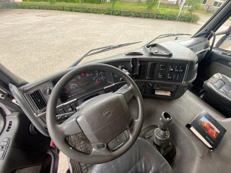Interior photo 2: Tractor unit Volvo FM9-300 / MEGA / FULL-AIR / XENON / ONLY:372618KM / MANUAL / EURO-3 / 2004