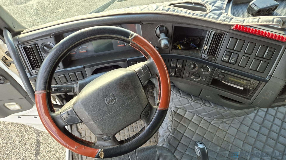 VOLVO FH 13.420 42T LOW DECK EURO 5/EEV - Tractor unit: picture 4 VOLVO FH 13.420 42T LOW DECK EURO 5/EEV - Tractor unit: picture 4