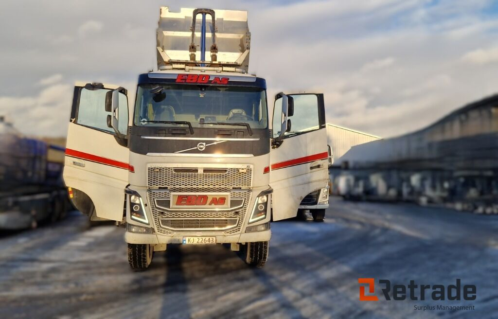 Robust og klar tippbil – Volvo FH16 650 8x4 med tipp og hengeropplegg - Tipper: picture 2 Robust og klar tippbil – Volvo FH16 650 8x4 med tipp og hengeropplegg - Tipper: picture 2