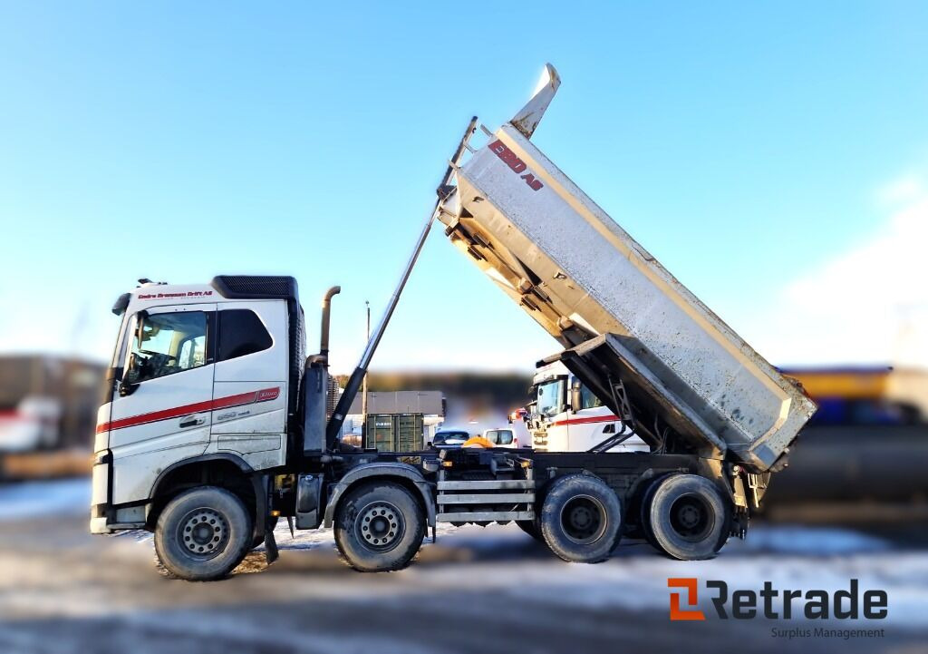 Robust og klar tippbil – Volvo FH16 650 8x4 med tipp og hengeropplegg - Tipper: picture 1 Robust og klar tippbil – Volvo FH16 650 8x4 med tipp og hengeropplegg - Tipper: picture 1