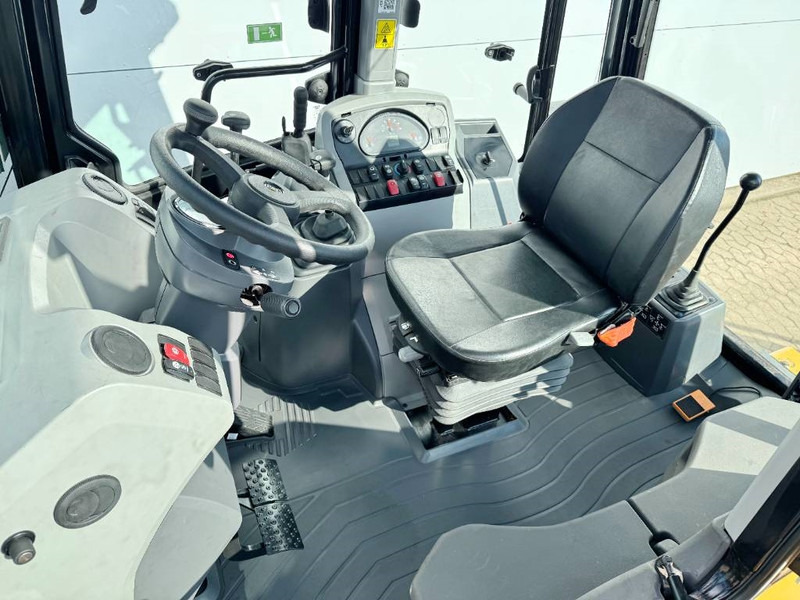 Cat 424 4WD - Hammer Lines / Airco - Backhoe loader: picture 5 Cat 424 4WD - Hammer Lines / Airco - Backhoe loader: picture 5