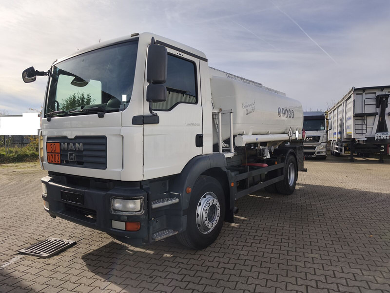 MAN TGM 18.240 12.400 l - Tank truck: picture 1 MAN TGM 18.240 12.400 l - Tank truck: picture 1