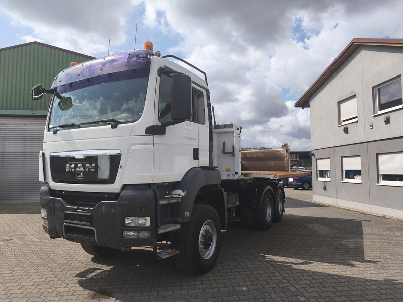 MAN TGS 26.400 6x6 GL Meiller Dreiseitenkipper Bordmatik Plane Euro - Tipper: picture 1 MAN TGS 26.400 6x6 GL Meiller Dreiseitenkipper Bordmatik Plane Euro - Tipper: picture 1