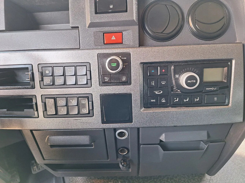 Tractor unit Renault T520 T520: picture 17