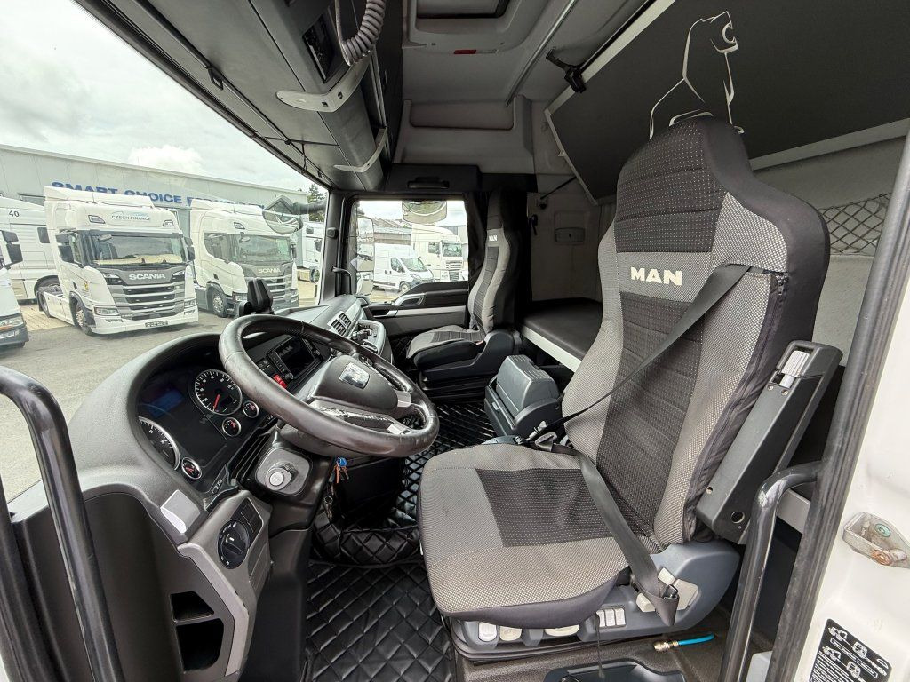 Tractor unit MAN TGX18.460 EURO 6 MEGA/lowdeck: picture 14