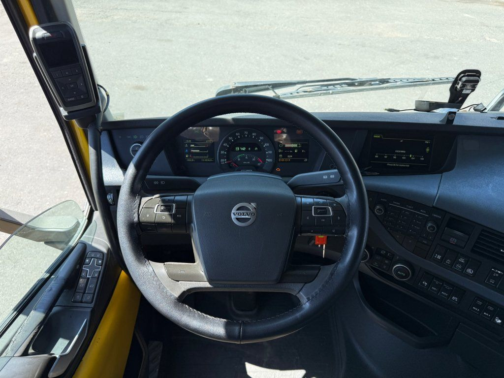 Log truck, Crane truck Volvo FH 16 750 6x4 + Fliegl: picture 16 Log truck, Crane truck Volvo FH 16 750 6x4 + Fliegl: picture 16