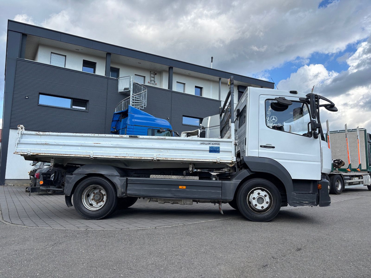Mercedes-Benz 821 Meiller Kipper/Klima/Tempomat/Spur/Blatt - Tipper: picture 3 Mercedes-Benz 821 Meiller Kipper/Klima/Tempomat/Spur/Blatt - Tipper: picture 3