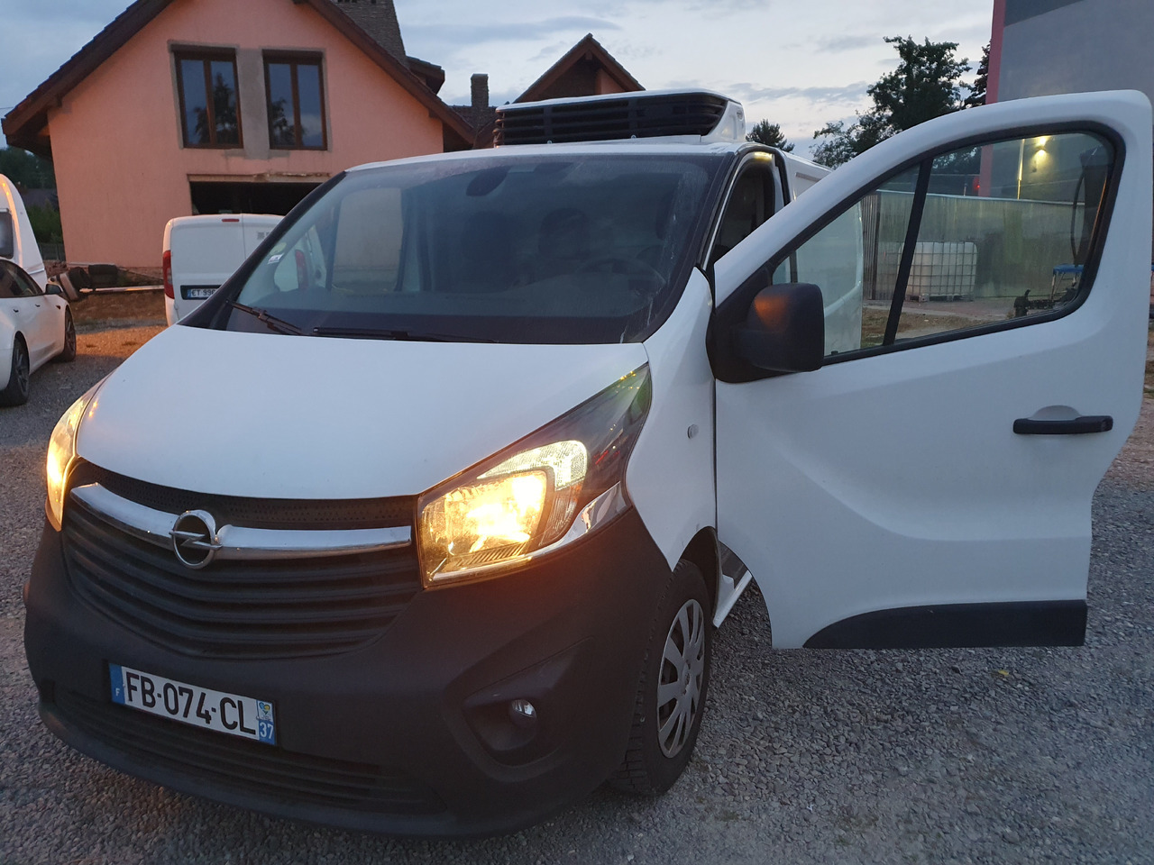Opel VIVARO CHLODNIA CARRIER+230V KLIMA NAVI EURO6 - Refrigerated van: picture 3 Opel VIVARO CHLODNIA CARRIER+230V KLIMA NAVI EURO6 - Refrigerated van: picture 3