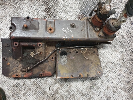 Fiat 90-90, 100-90, 110-90 Transmission Control Cover 5129987, 5130986, 5132247 - Gear stick for Farm tractor: picture 4 Fiat 90-90, 100-90, 110-90 Transmission Control Cover 5129987, 5130986, 5132247 - Gear stick for Farm tractor: picture 4