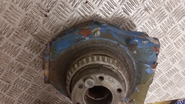 Ford 30 Series, 3930, 4130, 3230, 3430, 4830, 4630 Housing Swiwel Left 81877054 - Front axle for Farm tractor: picture 4 Ford 30 Series, 3930, 4130, 3230, 3430, 4830, 4630 Housing Swiwel Left 81877054 - Front axle for Farm tractor: picture 4