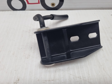 Ford 6610, 7410, 5610, Tw Cab Rear Window Latch Lh 83909518, D6nn94408n01a - Door and parts: picture 5 Ford 6610, 7410, 5610, Tw Cab Rear Window Latch Lh 83909518, D6nn94408n01a - Door and parts: picture 5