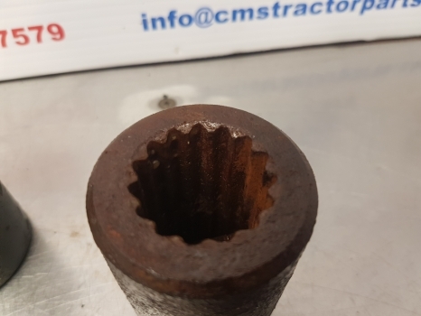 Ford New Holland 40, Ts Series Ts90, 8240 Fwd Splined Coupling Pair 82006339 - Front axle for Farm tractor: picture 5 Ford New Holland 40, Ts Series Ts90, 8240 Fwd Splined Coupling Pair 82006339 - Front axle for Farm tractor: picture 5