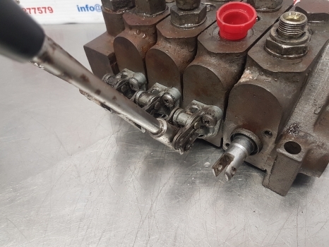Ford New Holland Case, Massey Ferguson, Kontak Spool Valve Assy 1522, 3534 - Hydraulics: picture 5 Ford New Holland Case, Massey Ferguson, Kontak Spool Valve Assy 1522, 3534 - Hydraulics: picture 5