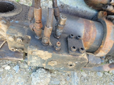 Hyundai Hx220lc Boom Lift Ram Check, Safety Lock Valve 31q6-55012gg - Hydraulics for Excavator: picture 1 Hyundai Hx220lc Boom Lift Ram Check, Safety Lock Valve 31q6-55012gg - Hydraulics for Excavator: picture 1