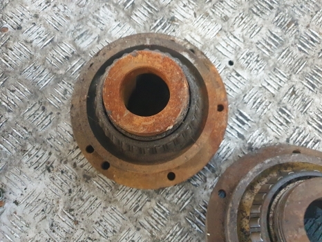 John Deere 6400 Pair Of Rear Axle Differential Bearing Housing Al112560, L77137 - Differential gear for Farm tractor: picture 3 John Deere 6400 Pair Of Rear Axle Differential Bearing Housing Al112560, L77137 - Differential gear for Farm tractor: picture 3