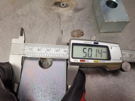 New Holland Case Tm, Mxm, T6, T7, Tsa, T7000, Maxxum, Puma Fan Weight Lock Plate Kit 82012443 - Counterweight: picture 3 New Holland Case Tm, Mxm, T6, T7, Tsa, T7000, Maxxum, Puma Fan Weight Lock Plate Kit 82012443 - Counterweight: picture 3