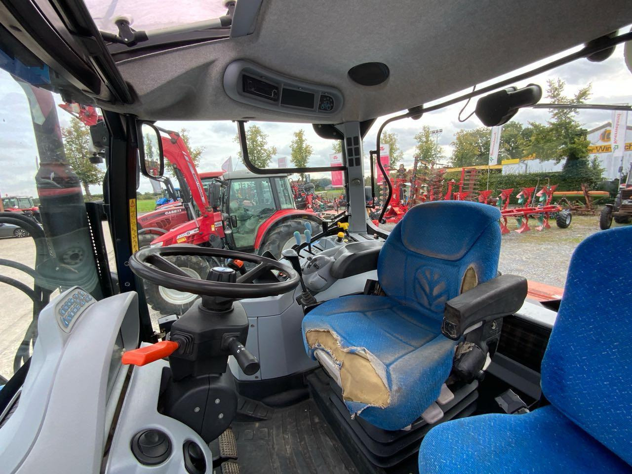 New Holland T6020 Elite - Farm tractor: picture 2 New Holland T6020 Elite - Farm tractor: picture 2