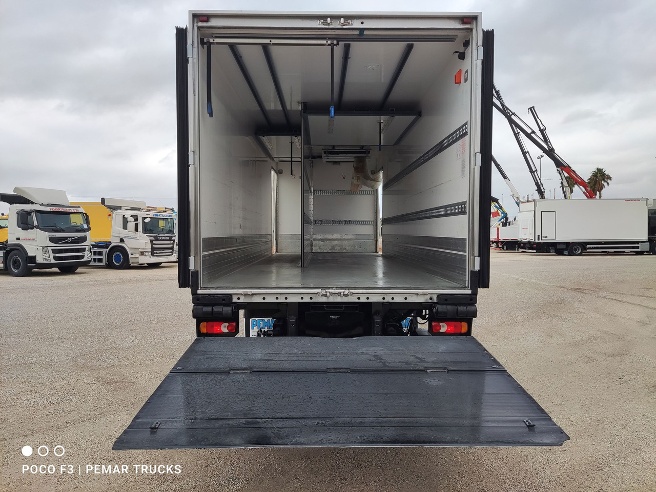 Refrigerator truck RENAULT MIDLUM D16 240 EURO 6: picture 13