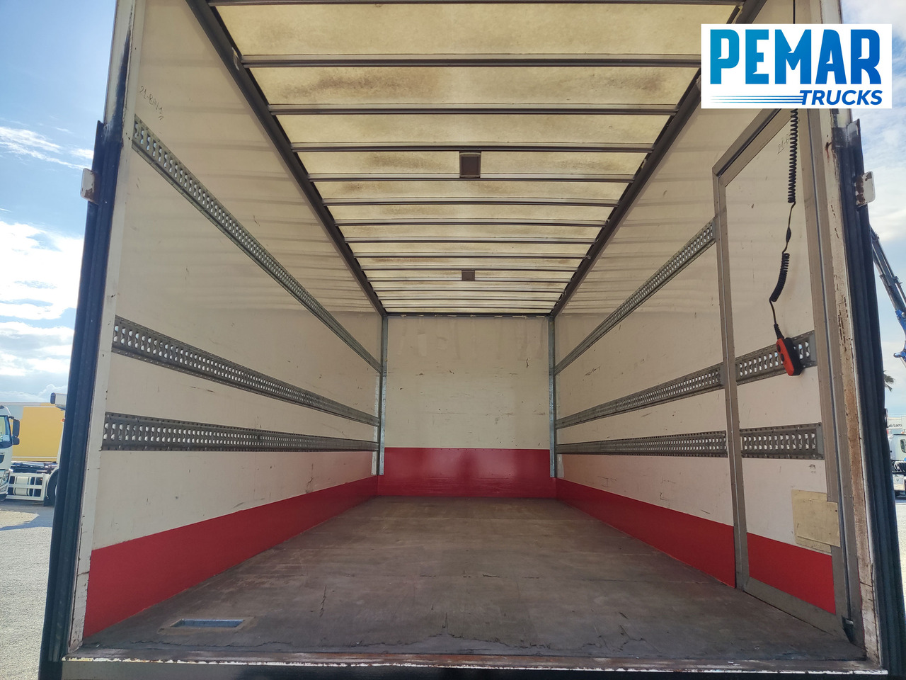 Box truck VOLVO FL 210 12T CAJA CERRADA: picture 20
