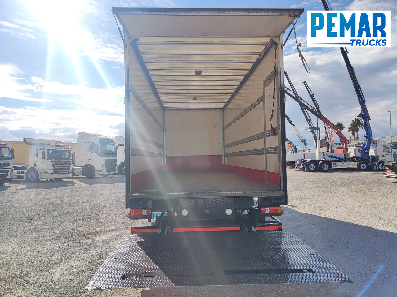 Box truck VOLVO FL 210 12T CAJA CERRADA: picture 19