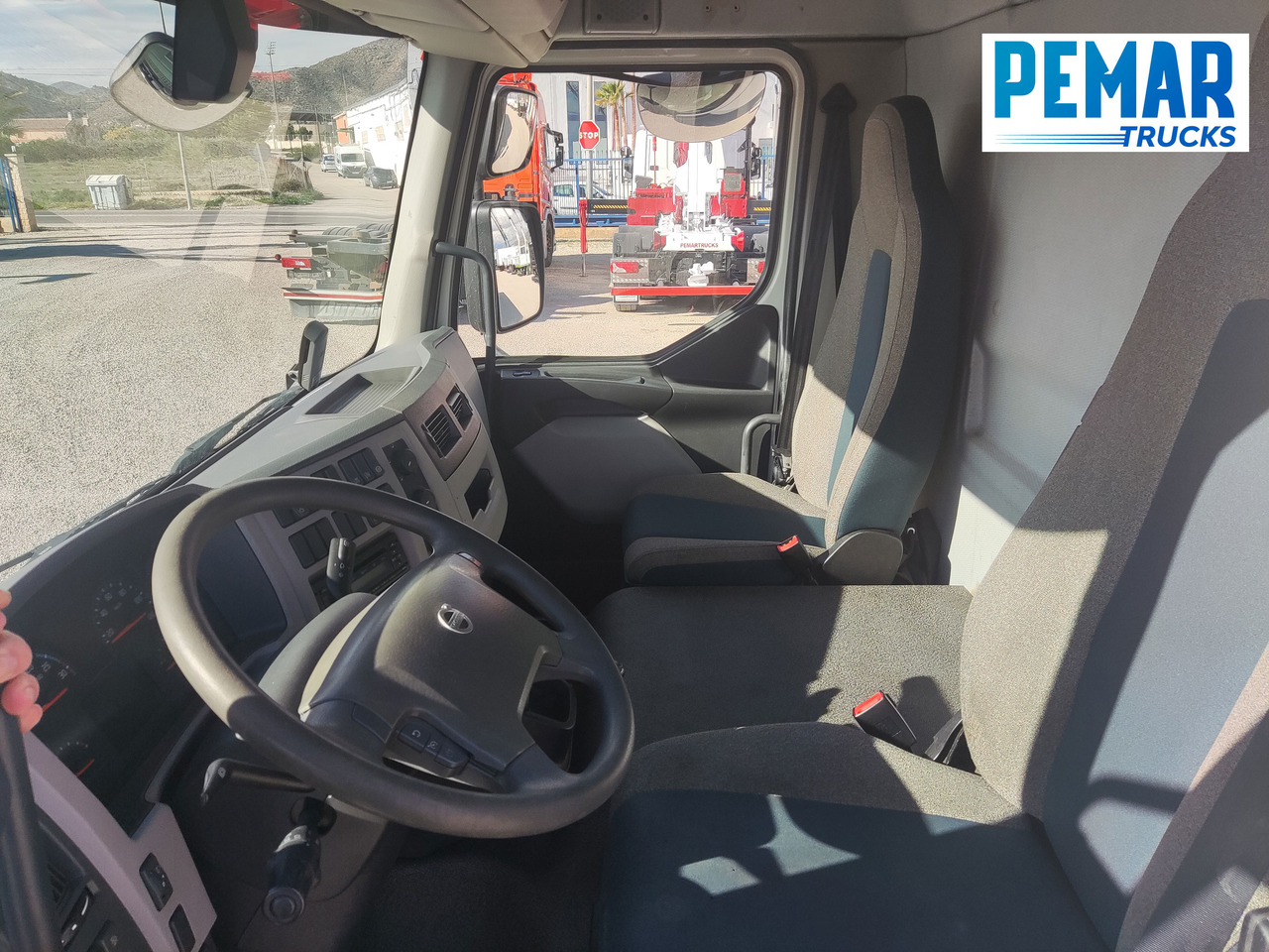 Box truck VOLVO FL 210 12T CAJA CERRADA: picture 12