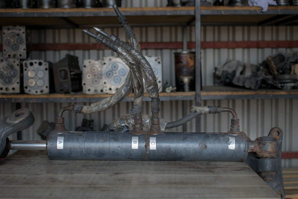 MERCEDES-BENZ ACTROS - Hydraulic cylinder for Truck: picture 1 MERCEDES-BENZ ACTROS - Hydraulic cylinder for Truck: picture 1