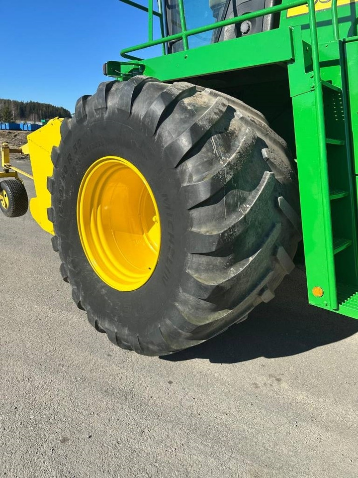 Forage harvester John Deere 7200: picture 8