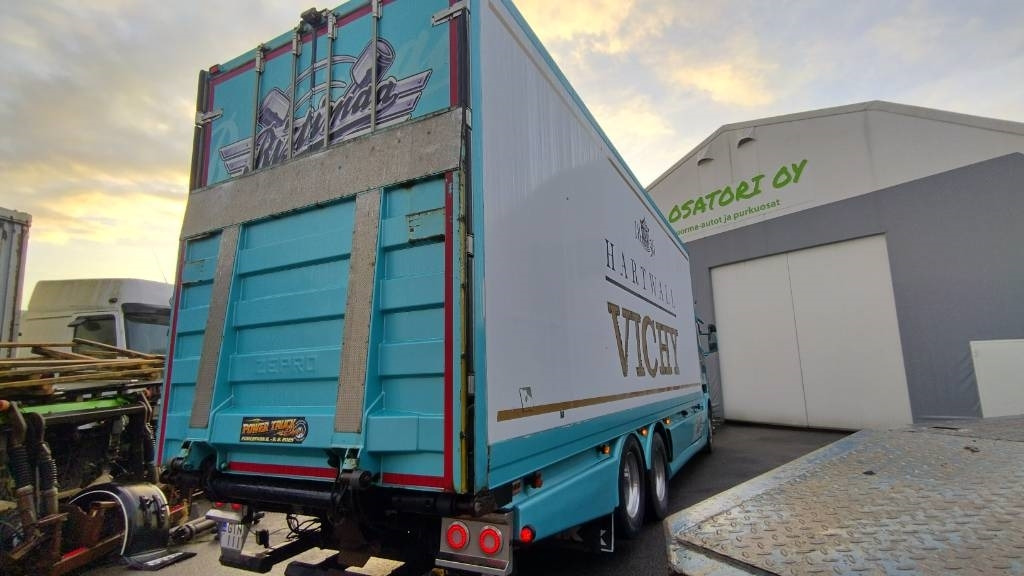 Scania R560 6x2 8,35m umpikori +pl-nostin - Box truck: picture 3 Scania R560 6x2 8,35m umpikori +pl-nostin - Box truck: picture 3